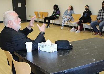 罗布·巴特利特周四会见了戏剧专业的学生 