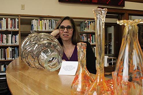 霍内尔公共图书馆馆长丹尼斯·奇尔森与非盟学生捐赠的玻璃艺术品合影