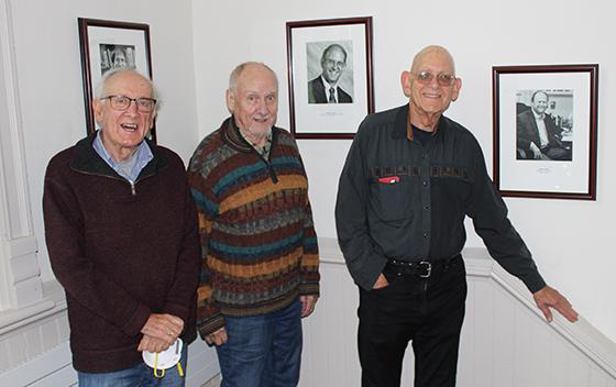 左起为退休的人类研究教授Tom Peterson、John Gilmour和Gary Ostrower