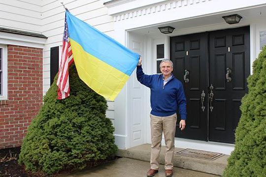马克·祖潘在阿尔弗雷德的住所与美国和乌克兰国旗合影.