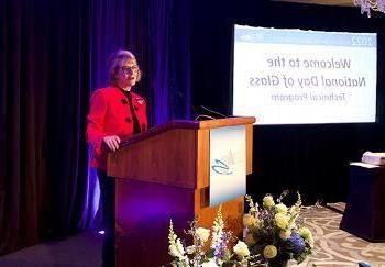 凯瑟琳·理查森，82届，88届硕士，92届博士在玻璃大会上致开幕词.