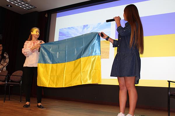 乌克兰学生举着国旗