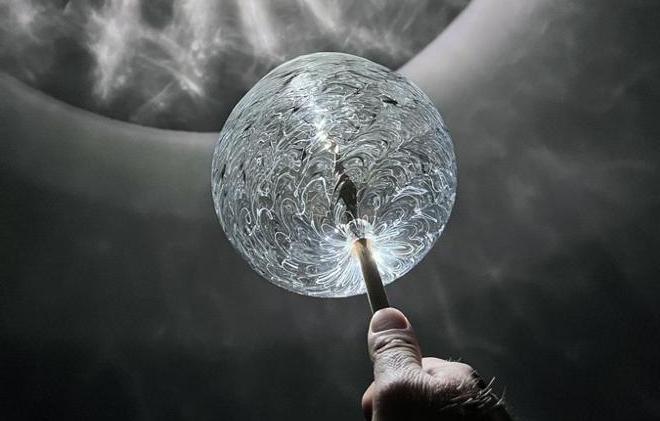 玻璃球反射有图案的光